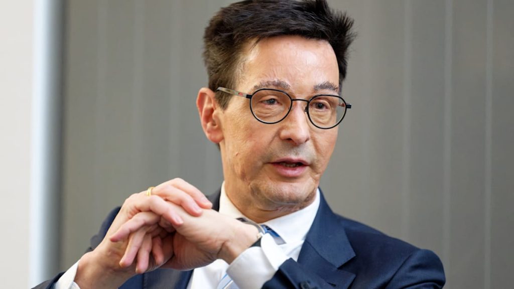 Bernhard Günther: Ex-Top-Manager lobt 100.000 Euro, um den Klienten für Säureangriffe zu finden Bernhard Günther: Ex-Top-Manager lobt 100.000 Euro, um den Klienten für Säureangriffe zu finden