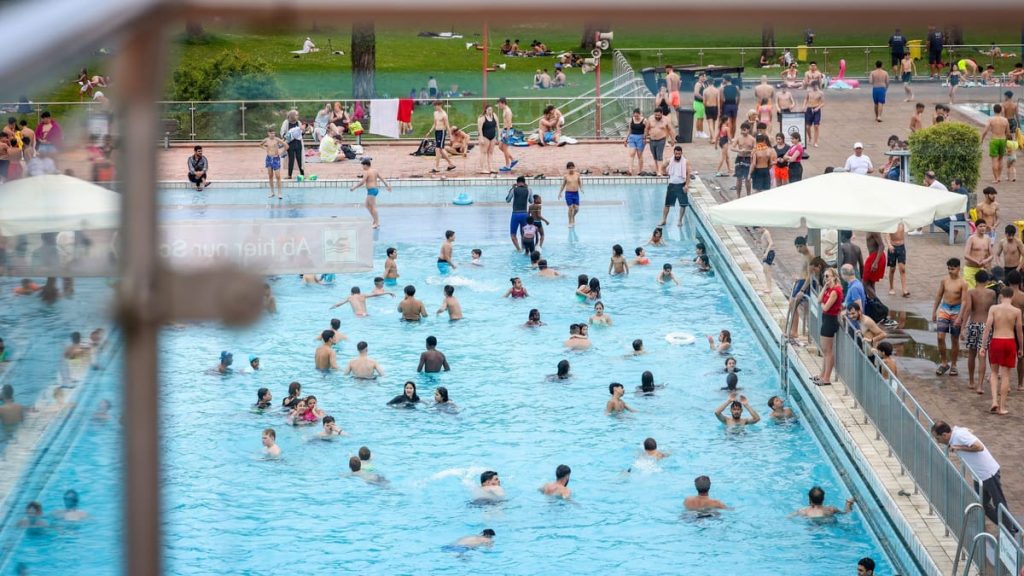 Männer missbrauchen neun Mädchen im Outdoor -Pool – vier Verhaftungen Männer missbrauchen neun Mädchen im Outdoor -Pool – vier Verhaftungen