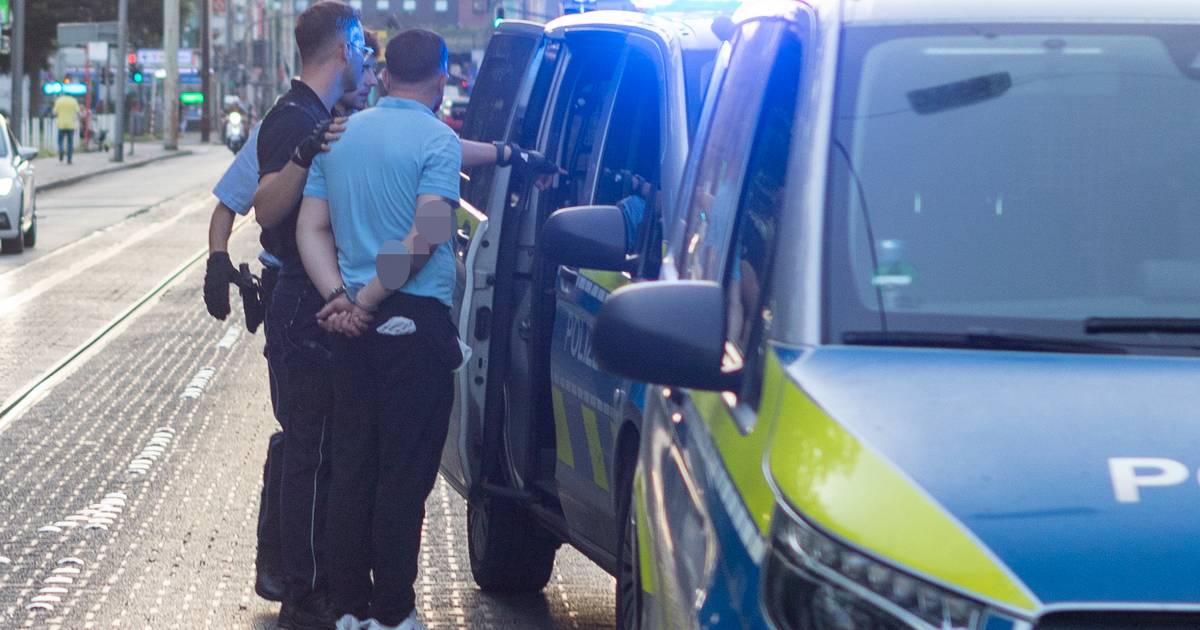 Auto fährt in eine Menge – fünf Verletzungen im Falle eines Unfalls