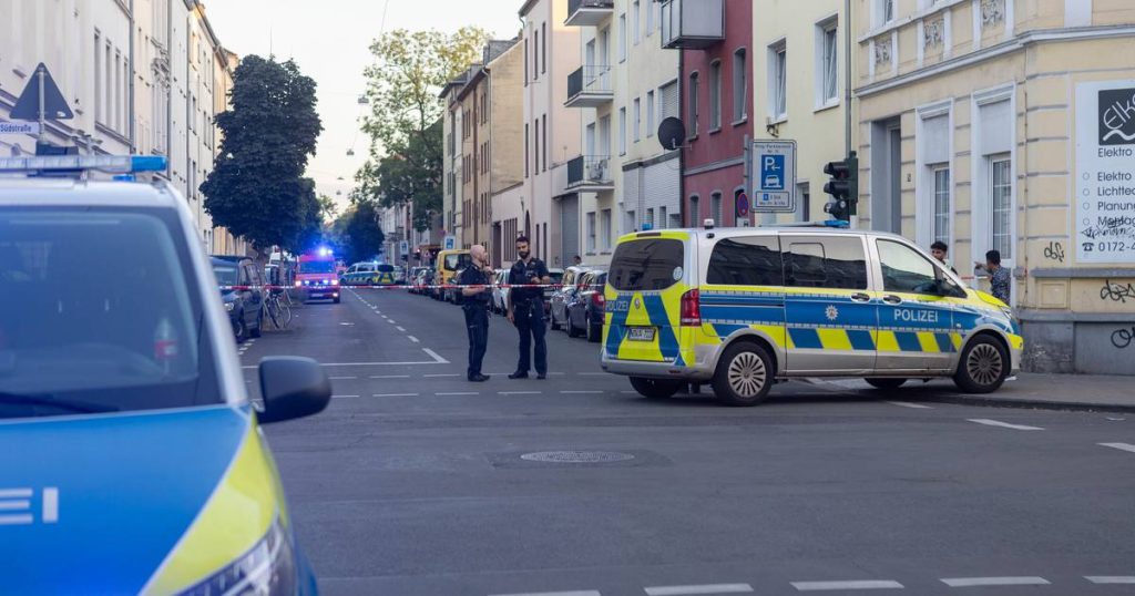 Auto fährt in eine Menge – fünf Verletzungen im Falle eines Unfalls nach einem Streit Auto fährt in eine Menge – fünf Verletzungen im Falle eines Unfalls nach einem Streit