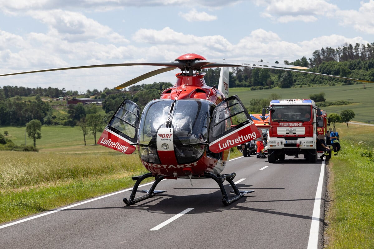 Er war in einer Motorradgruppe: Biker stirbt am Unfallort
