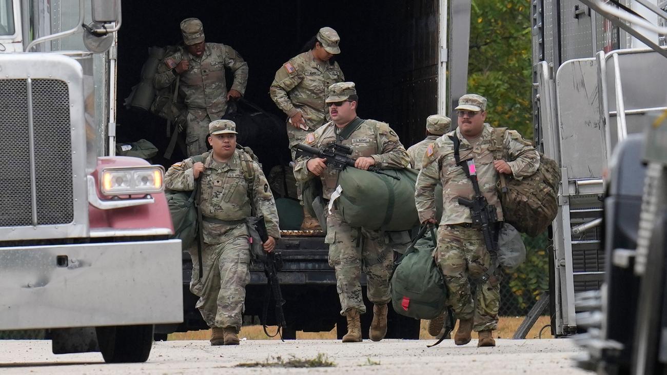 Donald Trump: Die US-Nationalgarde positioniert sich vor dem Regierungsgebäude in Chicago Donald Trump: Die US-Nationalgarde positioniert sich vor dem Regierungsgebäude in Chicago