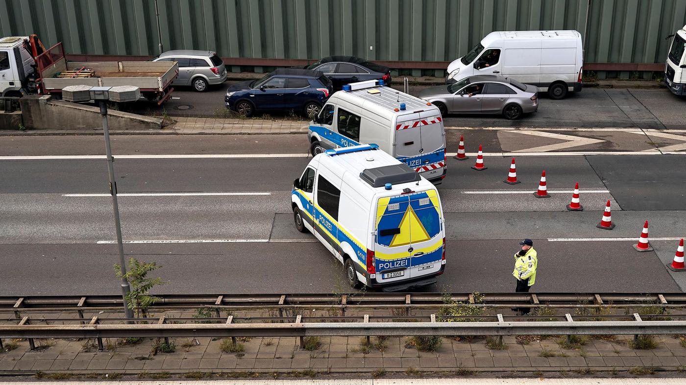 Anti-Terror-Ermittler suchen nach Hinweisen zum Brandanschlag und Stromausfall in Treptow-Köpenick Anti-Terror-Ermittler suchen nach Hinweisen zum Brandanschlag und Stromausfall in Treptow-Köpenick