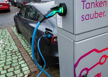 Wie viel kostet das Laden von Elektroautos? Kritik an der Preispolitik