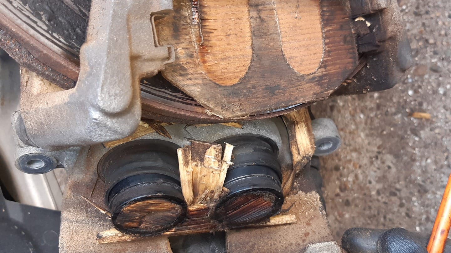 Polizei Ludwigsburg beschlagnahmt Mercedes mit Holzbremsbelägen