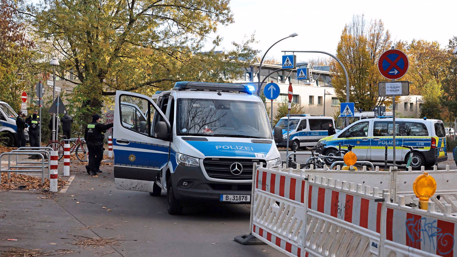 Städtische Klinik abgeriegelt! Im BVG-Bus zückte der Täter eine Waffe