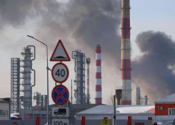 Putins Ölmangel – Russland rekrutiert Freiwillige, um Raffinerien vor Drohnen zu schützen