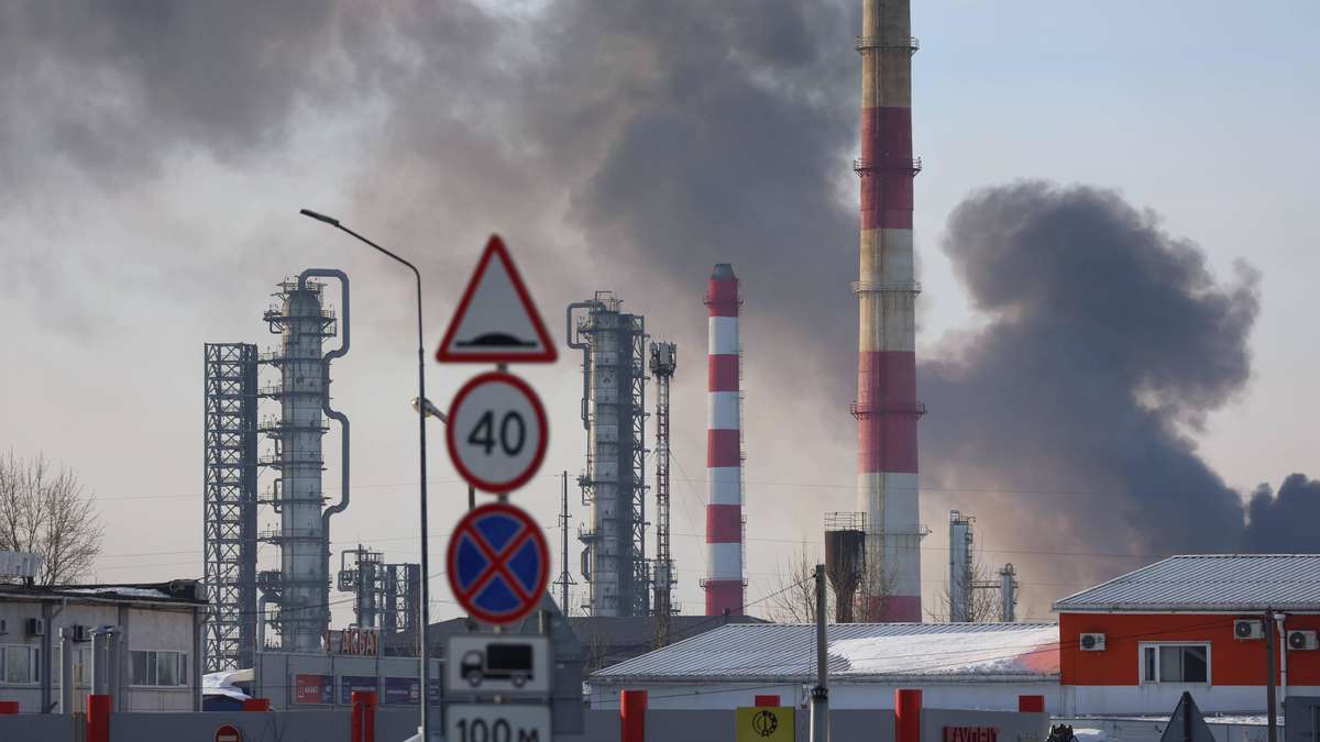 Putins Ölmangel – Russland rekrutiert Freiwillige, um Raffinerien vor Drohnen zu schützen