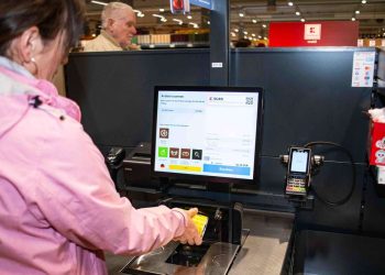 Supermarktkunde hat keine Ahnung, was heimlich an Selbstbedienungskassen passiert