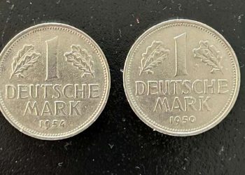 Finder wundert sich über die Preisangaben für zwei D-Mark-Münzen