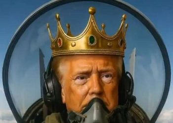 Trump wirft mit Kampfjet Kot auf Demonstranten – „Top Gun“-Legende reagiert geschockt