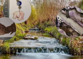 Skelettartige Frau sitzt auf Stein