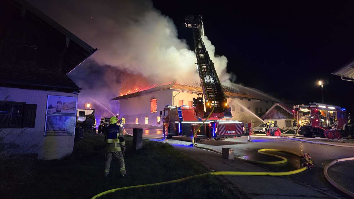 Brand auf Grundstück unter Kontrolle – starke Rauchentwicklung in der Umgebung