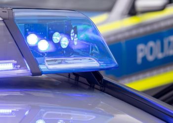 Ein verhaltensauffälliger Mann nähert sich einem Jungen (2) und rennt mit ihm davon