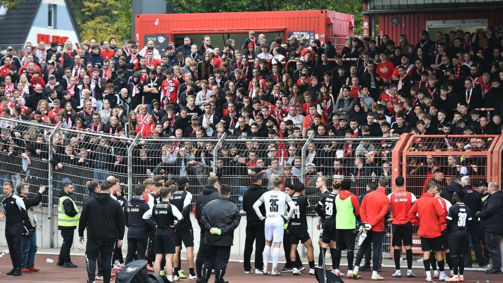 Rot-Weiss Essen: Ärger in der RWE-Kurve – Zwei Spieler beleidigt, Mitspieler reagiert – WAZ Rot-Weiss Essen: Ärger in der RWE-Kurve – Zwei Spieler beleidigt, Mitspieler reagiert – WAZ