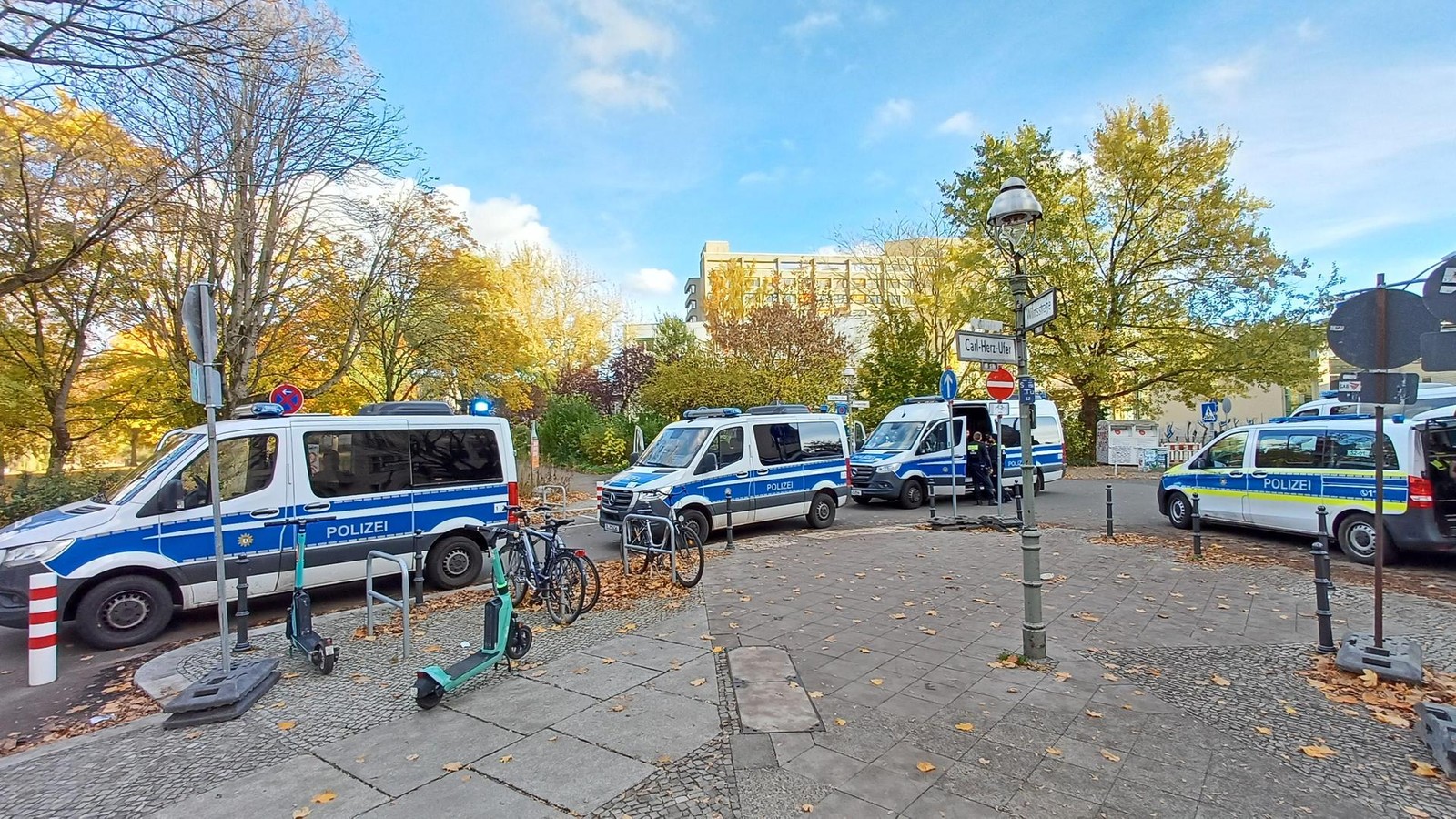 Mann richtet Waffe auf Inspektoren und flüchtet in Richtung Urban Hospital
