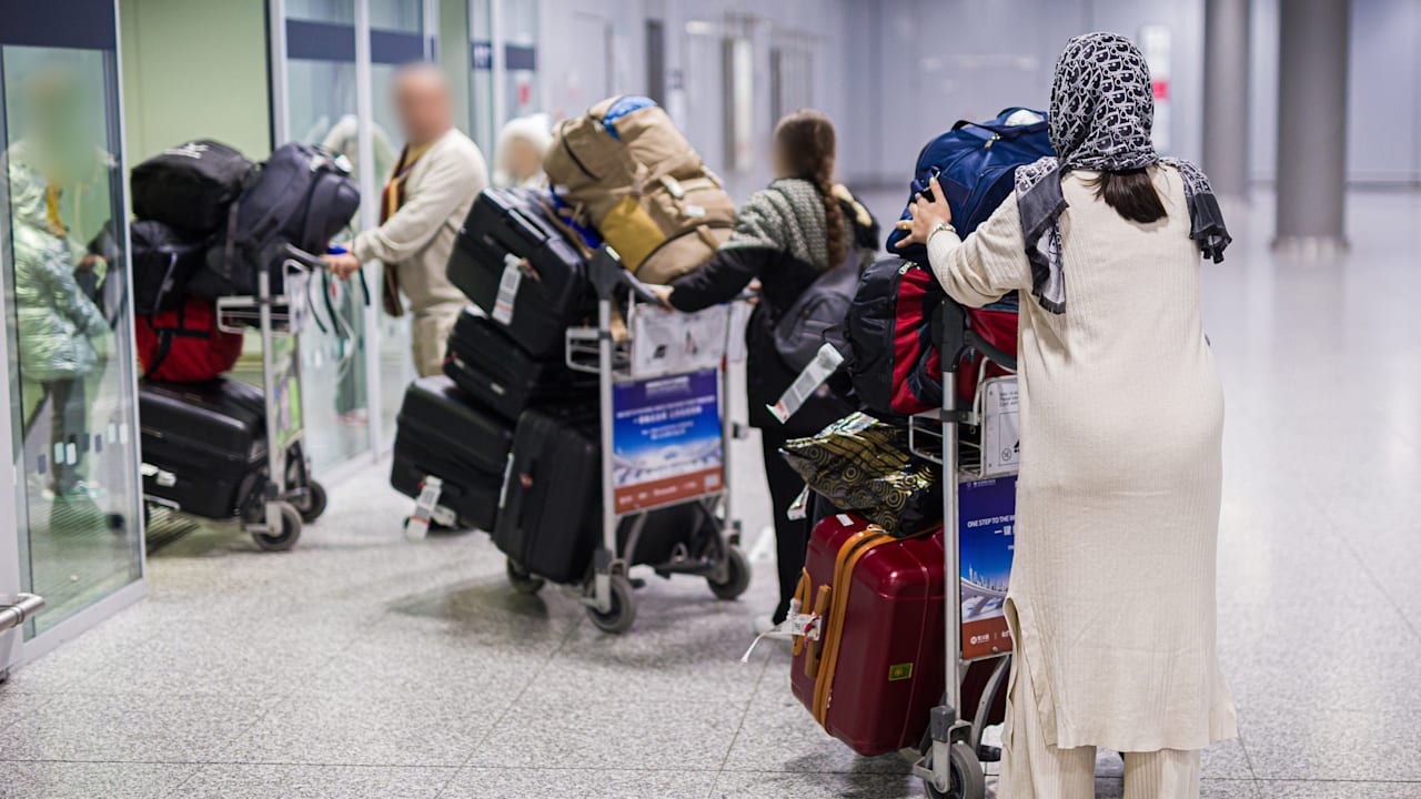 Nächstes afghanisches Flugzeug landete in Deutschland | Politik