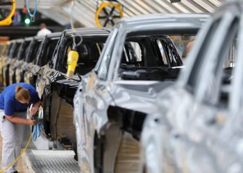 Volkswagen stoppt Autoproduktion: Chip-Krise eskaliert | Geld