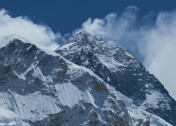 Bergsteiger haben erneut eingeschneit: Helikopter stürzt bei Rettungsversuch am Mount Everest ab
