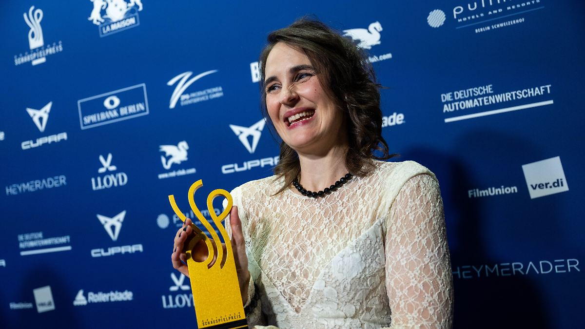 Frauenpower bei der Preisverleihung: Mala Emde und Jennifer Sabel erhalten den Deutschen Schauspielpreis Frauenpower bei der Preisverleihung: Mala Emde und Jennifer Sabel erhalten den Deutschen Schauspielpreis