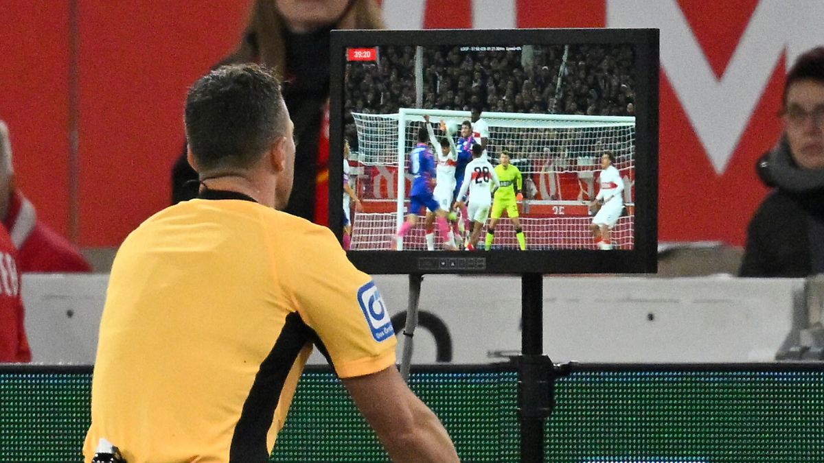 „Man muss klären, ob …“: Schiedsrichter-Chef schlägt „VAR-Light“ für den DFB-Pokal vor