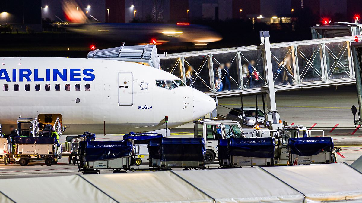 Strenges Aufnahmeprogramm: Flugzeug mit Afghanen an Bord landete in Hannover