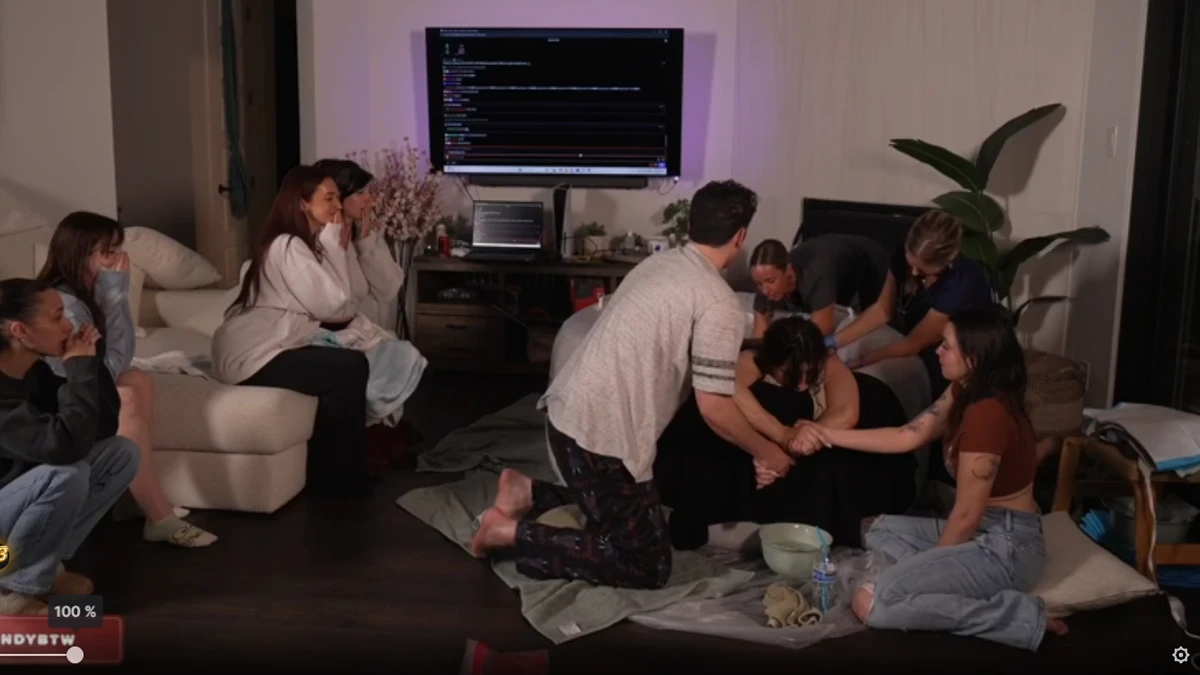 Erste Lebendgeburt von Influencer, die auf Twitch gestreamt wurde Erste Lebendgeburt von Influencer, die auf Twitch gestreamt wurde