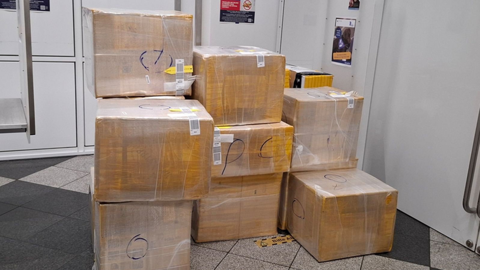 Paar will mit 600.000 Zigaretten am Zoll vorbeikommen Paar will mit 600.000 Zigaretten am Zoll vorbeikommen