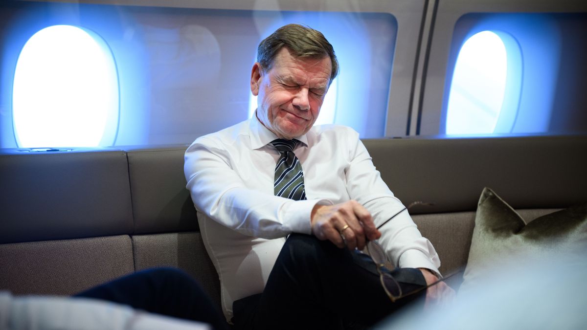 Johann Wadephul in Belfast: Außenminister muss auf der Landebahn aus dem Flugzeug steigen Johann Wadephul in Belfast: Außenminister muss auf der Landebahn aus dem Flugzeug steigen