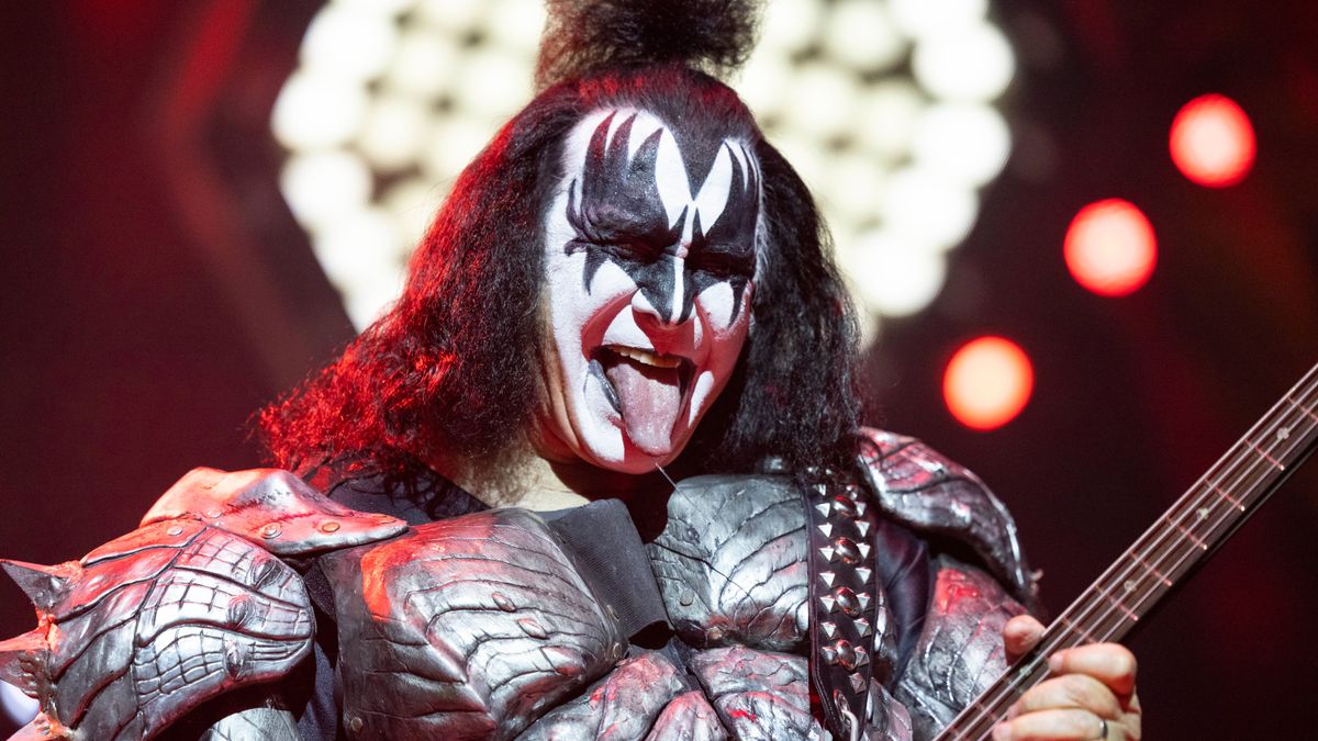 Gene Simmons hält sich nach einem Unfall für einen „schlechten Fahrer“. Gene Simmons hält sich nach einem Unfall für einen „schlechten Fahrer“.