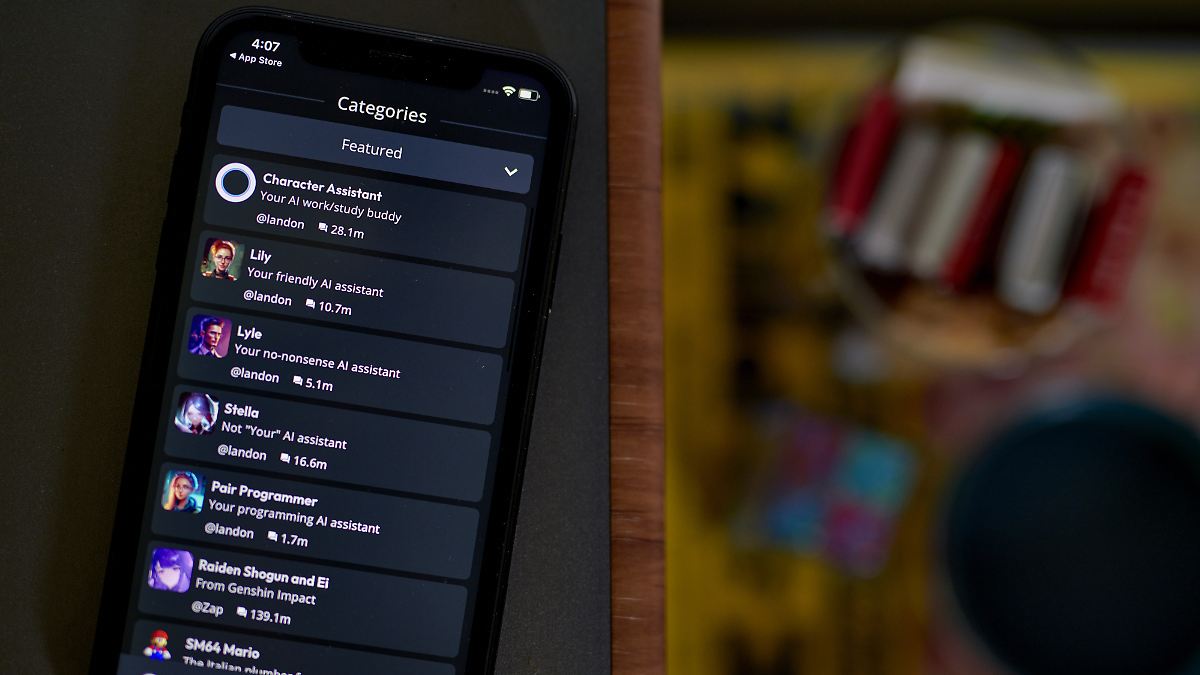 Ist Chatbot mitschuldig?: KI-Unternehmen zieht Schlussfolgerungen nach Selbstmorden von Teenagern