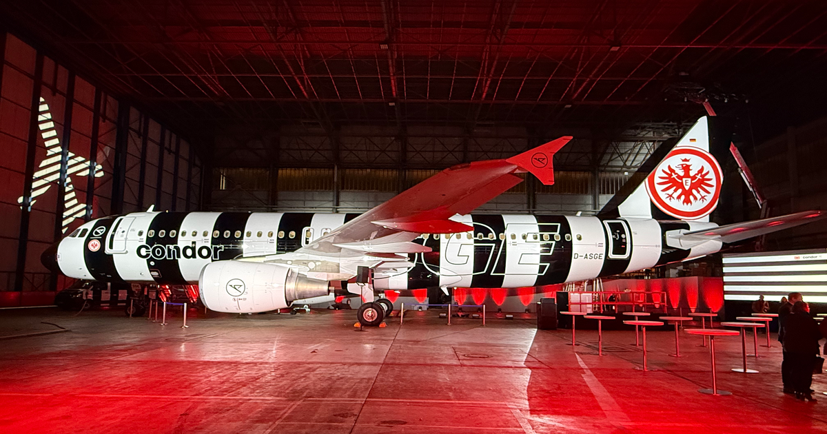 Ein Blick in und in das Eintracht-Frankfurt-Flugzeug von Condor – aeroTELEGRAPH