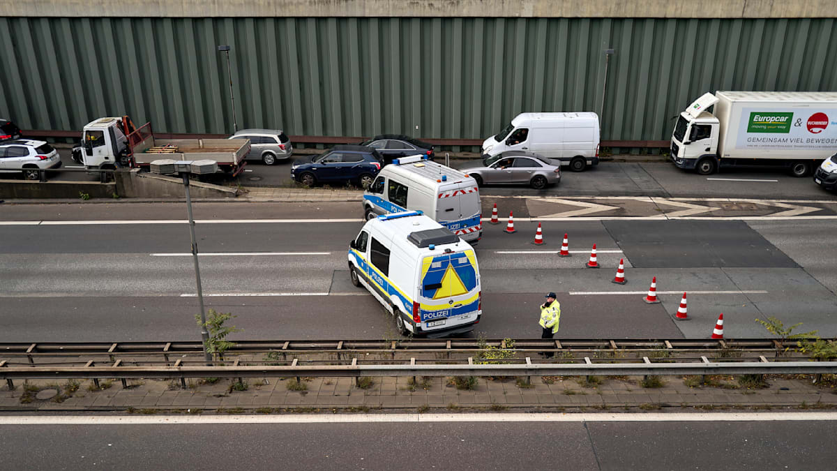 Berlin: A100 und A113 wegen Polizeieingriffen für mehrere Stunden gesperrt Berlin: A100 und A113 wegen Polizeieingriffen für mehrere Stunden gesperrt