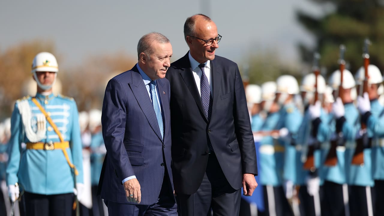 Abschiebepakt, Nahost, Ukraine-Krieg: Merz spricht live mit Erdogan | Politik