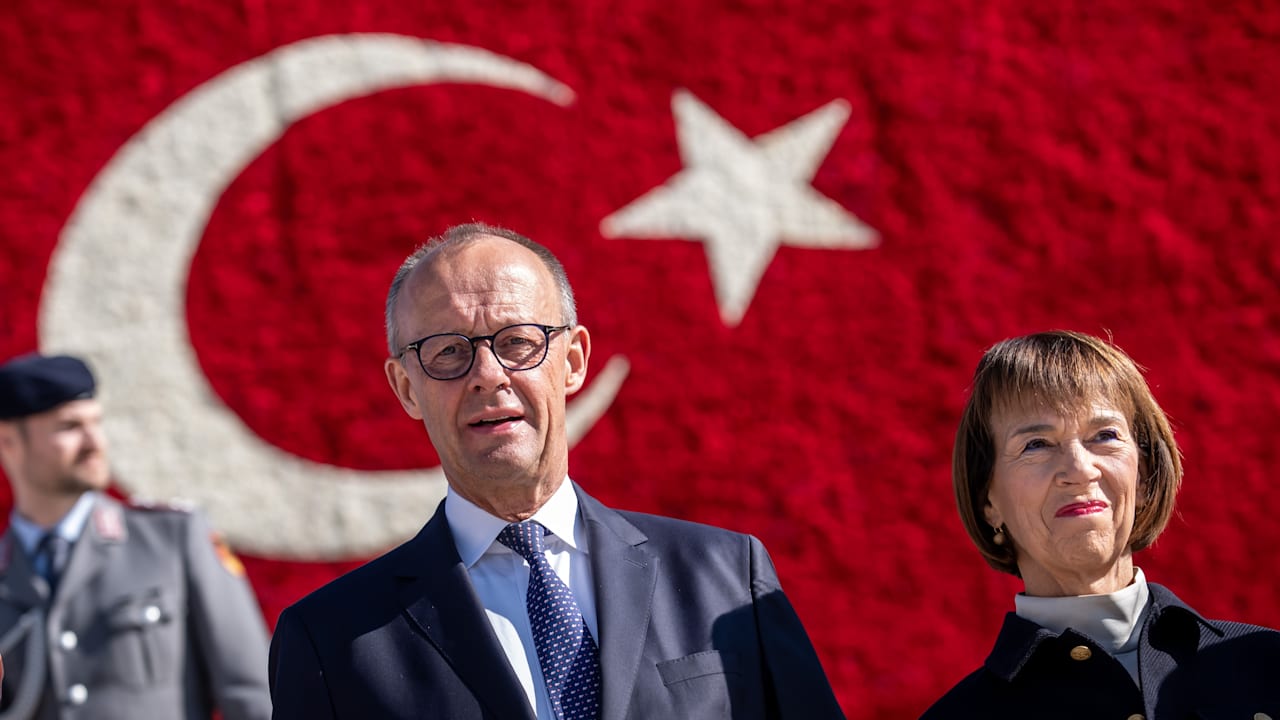 Merz in der Türkei: Emine Erdogan wollte, dass seine Frau Charlotte mitkommt | Politik