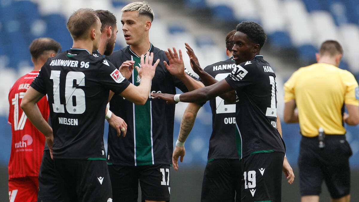 Sieg nach frühem Rückstand: 96 Siege im Test gegen den Halleschen FC mit 2:1 Sieg nach frühem Rückstand: 96 Siege im Test gegen den Halleschen FC mit 2:1