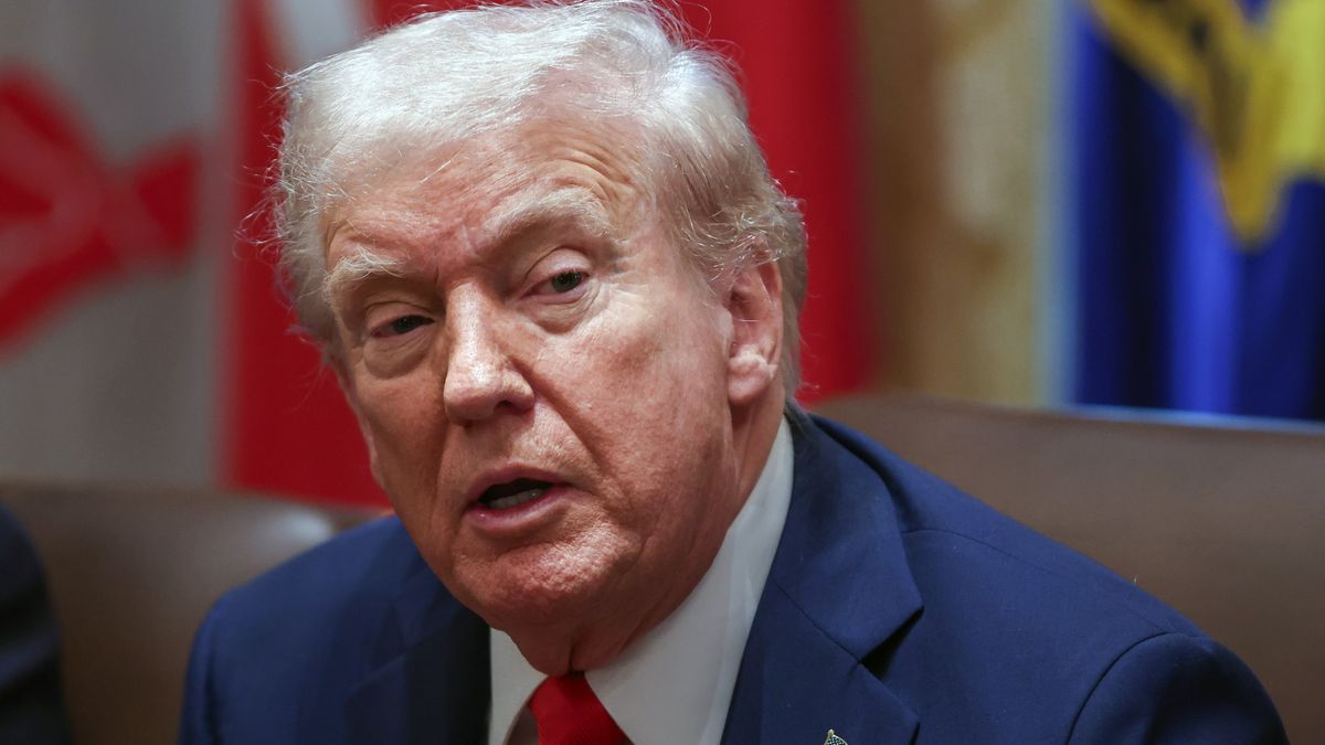 Donald Trump droht mit dem Ausschluss Spaniens aus der NATO Donald Trump droht mit dem Ausschluss Spaniens aus der NATO