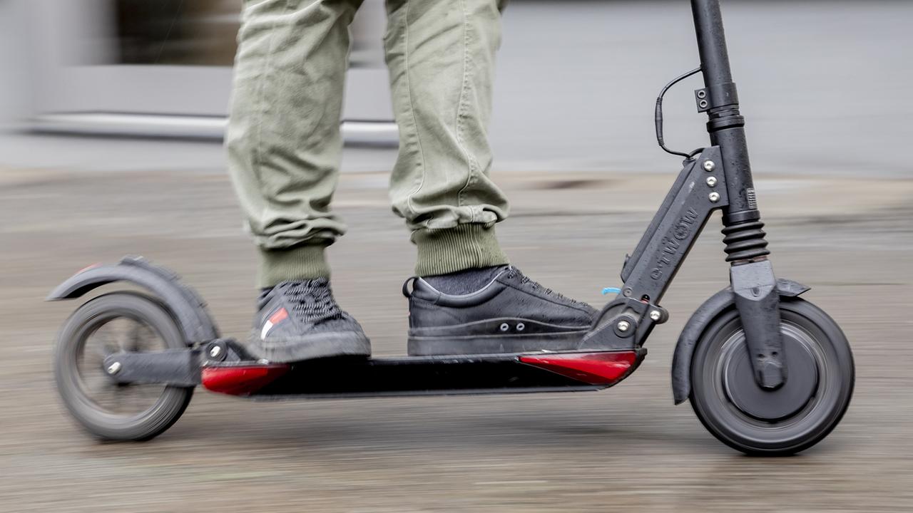 Unfallforscher plädieren für eine Führerscheinpflicht für E-Scooter-Fahrer Unfallforscher plädieren für eine Führerscheinpflicht für E-Scooter-Fahrer