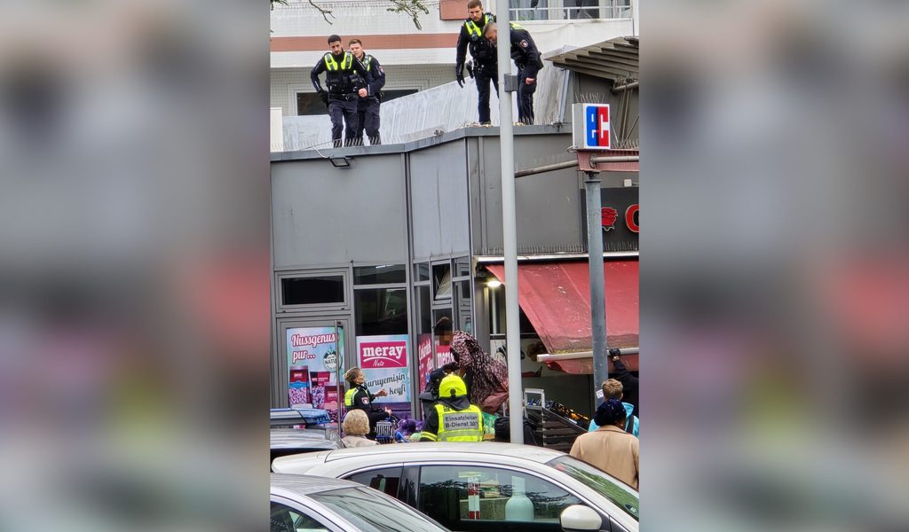 Der Streit eskaliert: Frau flüchtet aufs Dach und stürzt in den Gemüseladen Der Streit eskaliert: Frau flüchtet aufs Dach und stürzt in den Gemüseladen