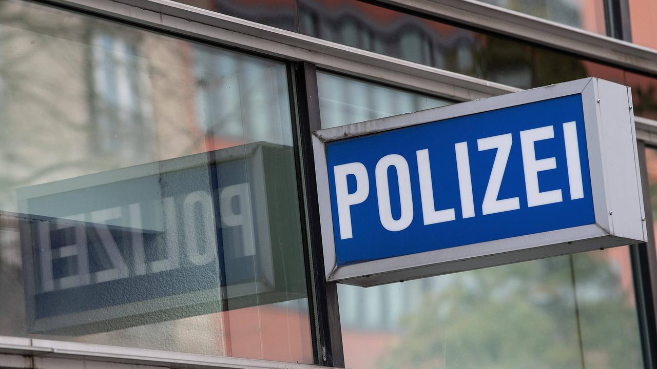 Ermittlungen gegen Polizisten wegen Polizeigewalt in Frankfurt am Main Ermittlungen gegen Polizisten wegen Polizeigewalt in Frankfurt am Main