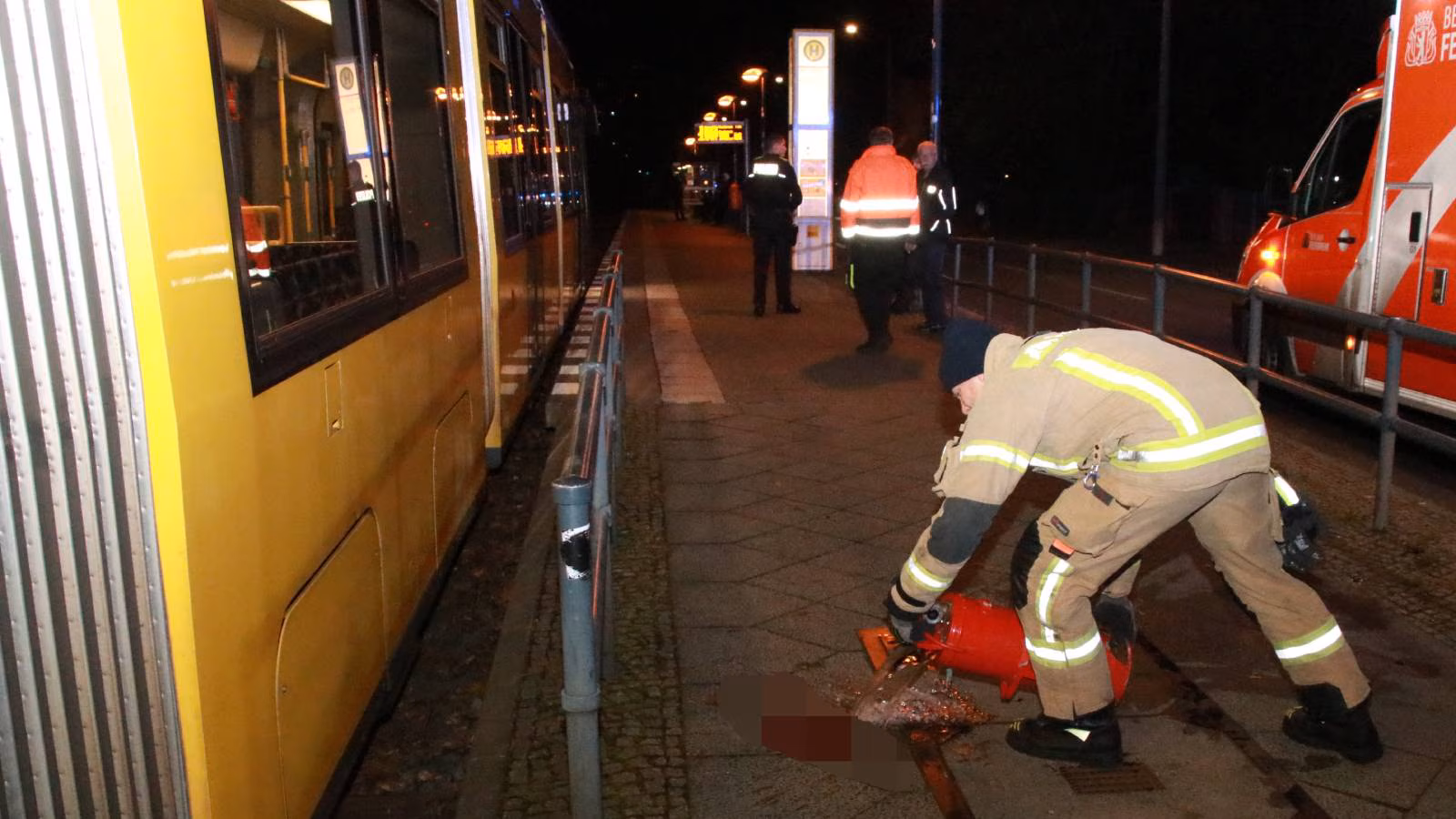 Straßenbahn erfasst Passanten – schwer verletzt!