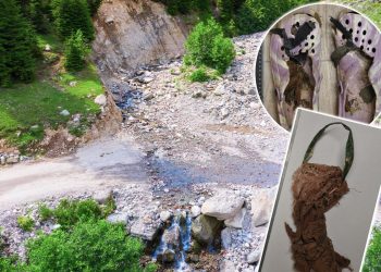 Halbskelettierte Frau sitzt auf Stein