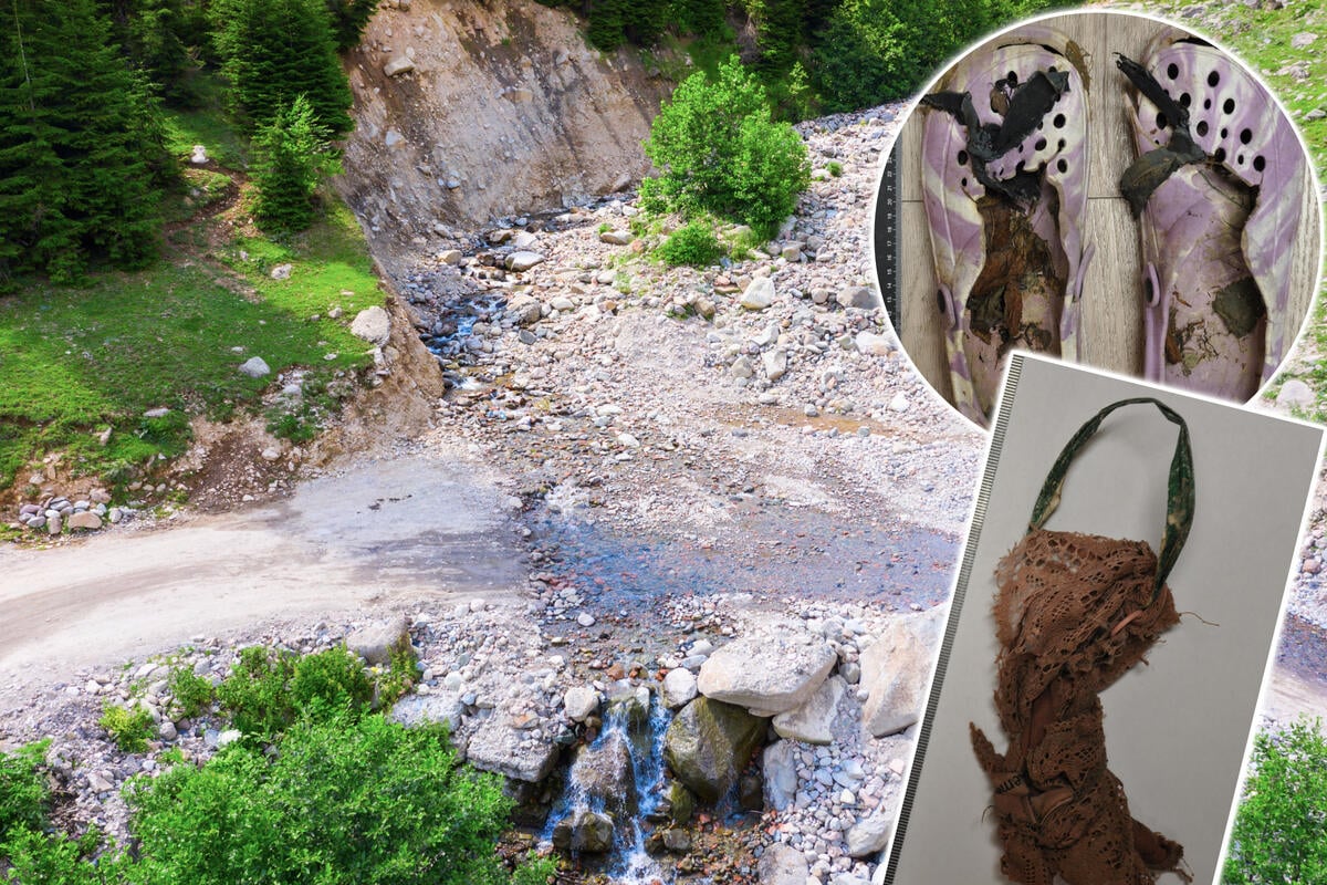 Halbskelettierte Frau sitzt auf Stein