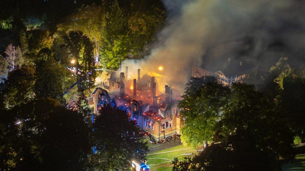 Thurn und Taxis: Antifa behauptet Brandanschlag auf Jagdschloss – Polizei prüft Verantwortungsschreiben