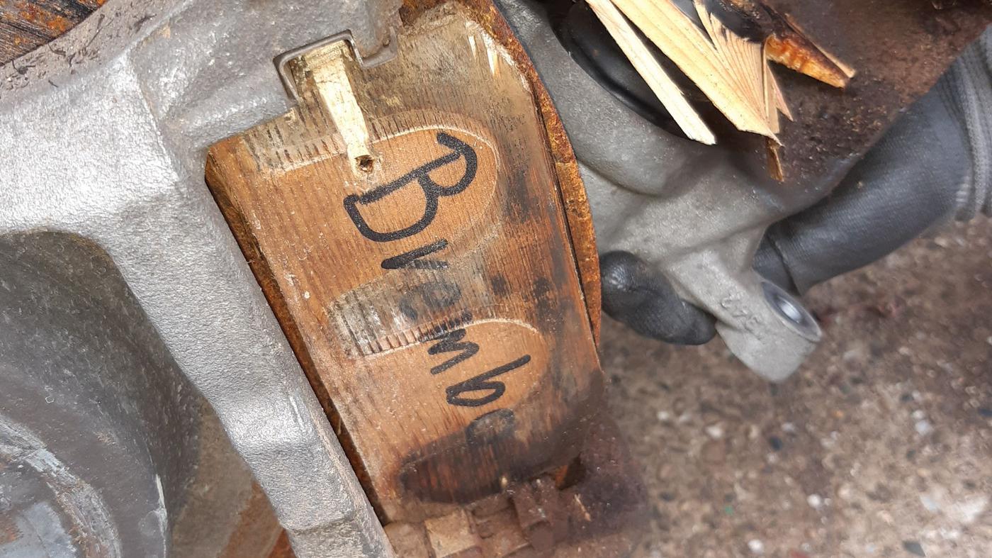 Polizei entdeckt hölzerne Bremsbeläge in Luxus-SUV