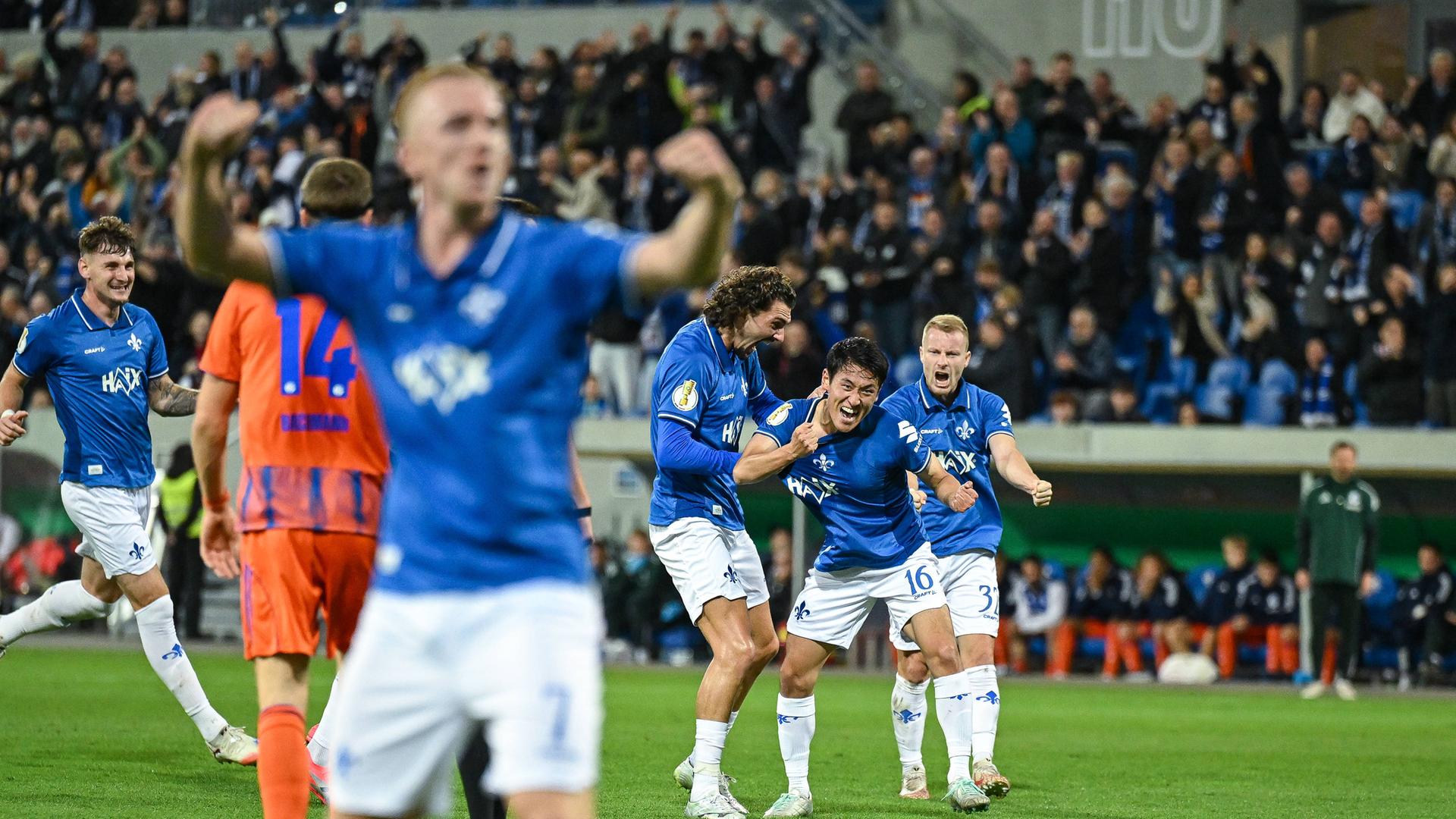 Souveräner Sieg im Pokal: Lilien schießen Schalke aus dem Stadion | hessenschau.de