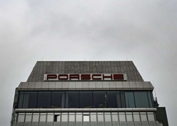 Stuttgarter Autobauer unter Druck: Gespräche über Sparrunde: Wird die Porsche-Arbeitsplatzgarantie gekippt?