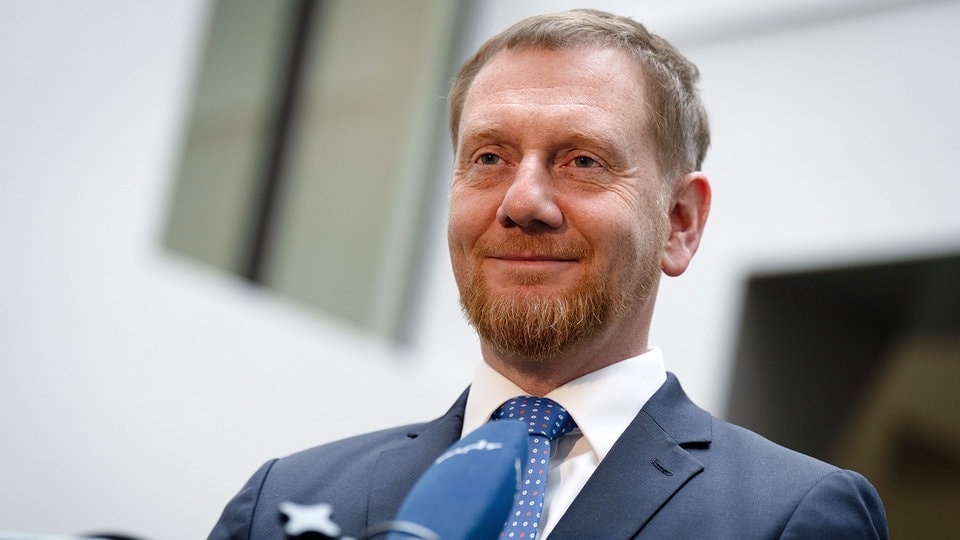 Autogipfel: Kretschmer hält das Ende der Verbrennungsmotoren im Jahr 2035 für unrealistisch Autogipfel: Kretschmer hält das Ende der Verbrennungsmotoren im Jahr 2035 für unrealistisch