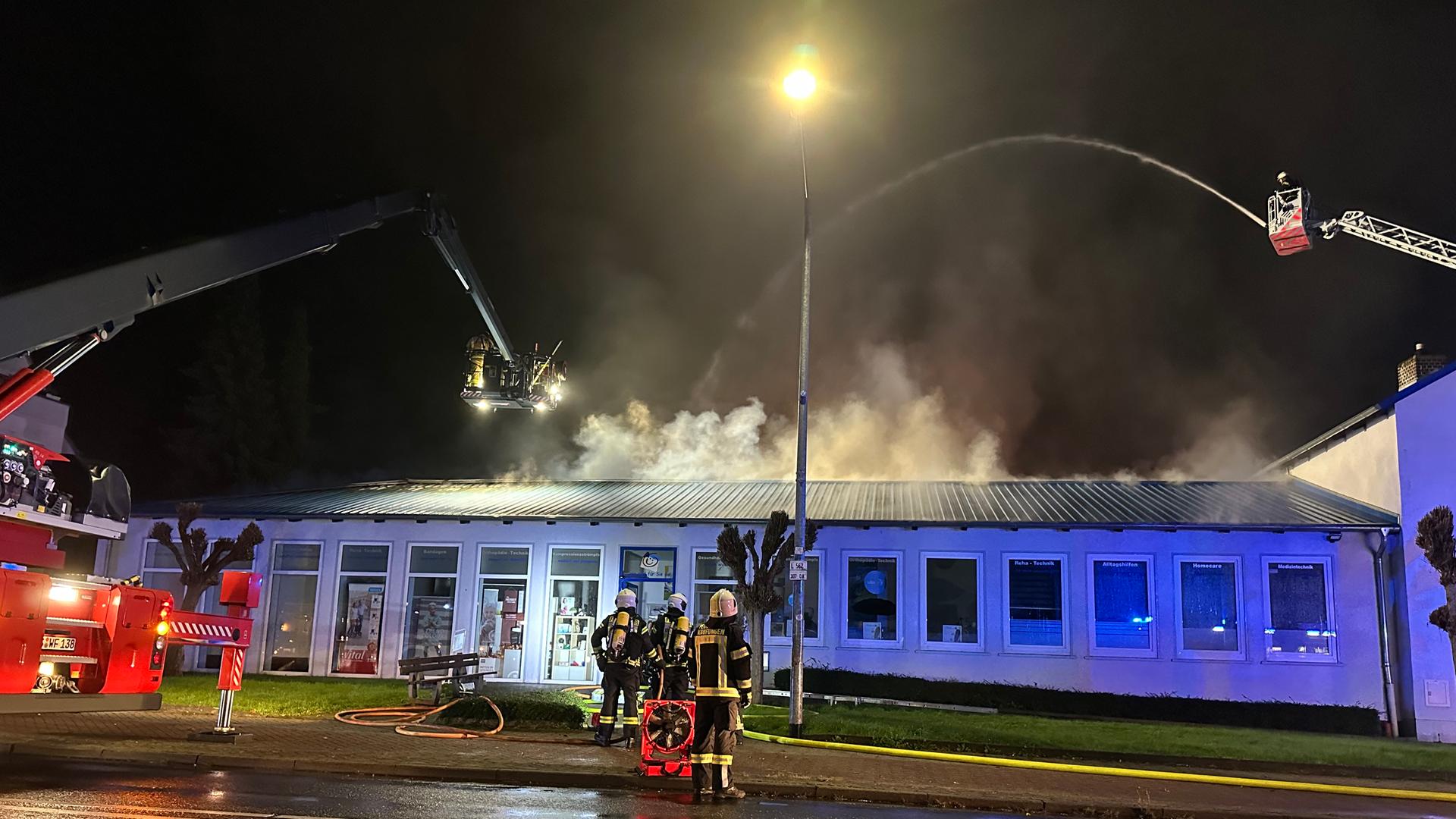Großeinsatz bei Lagerhausbrand in Niestetal – hessenschau.de Großeinsatz bei Lagerhausbrand in Niestetal – hessenschau.de