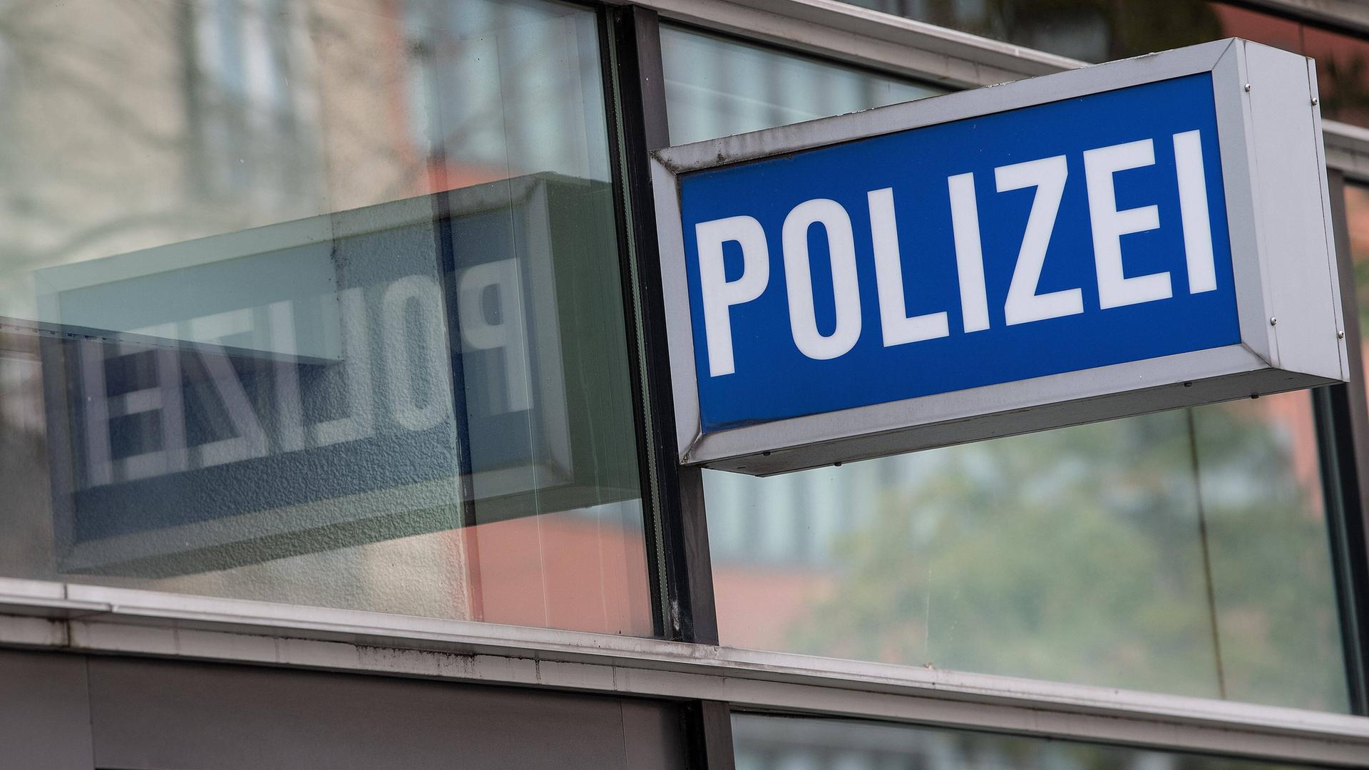 Ermittlungen gegen 17 Polizisten in Frankfurt wegen Polizeigewalt | hessenschau.de Ermittlungen gegen 17 Polizisten in Frankfurt wegen Polizeigewalt | hessenschau.de